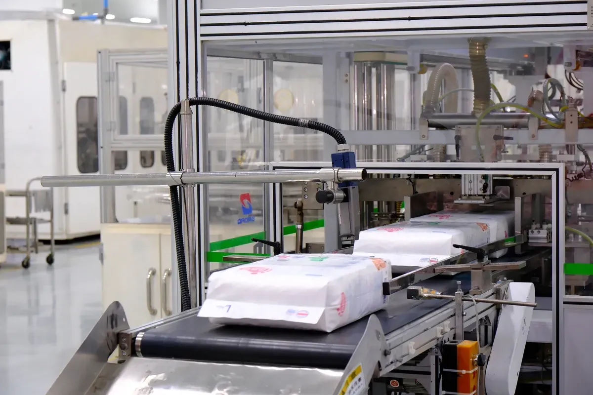 Adult diaper core assembly on automated production line